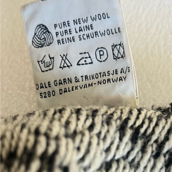 Dale of Norway knitted wool beanie with tassels - Picture 7 of 7